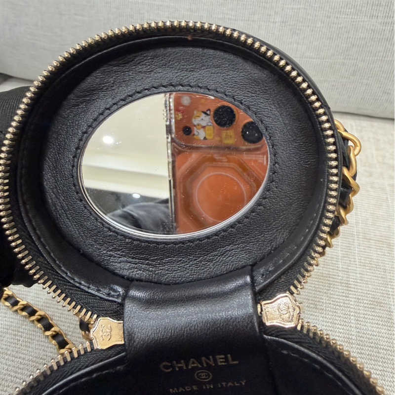 CHANEL香奈兒 琺瑯提把黑色菱格紋小羊皮圓筒包-18