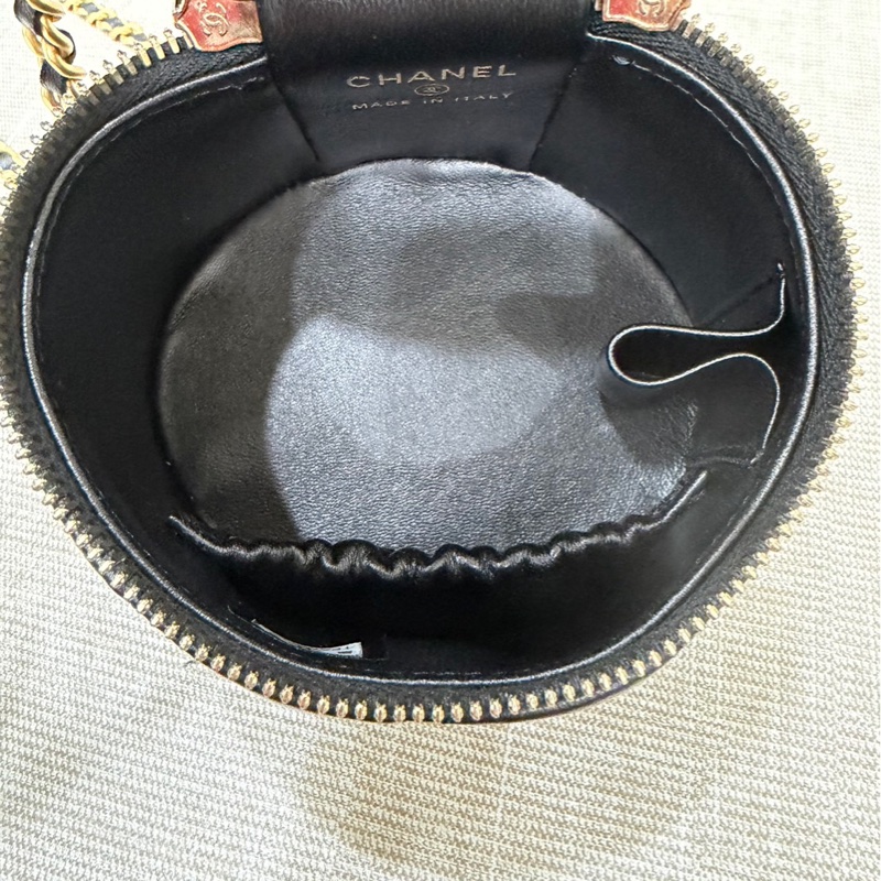 CHANEL香奈兒 琺瑯提把黑色菱格紋小羊皮圓筒包-20