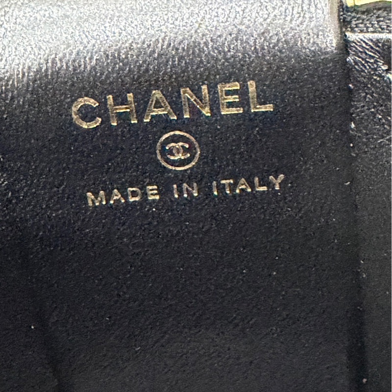 CHANEL香奈兒 琺瑯提把黑色菱格紋小羊皮圓筒包-21