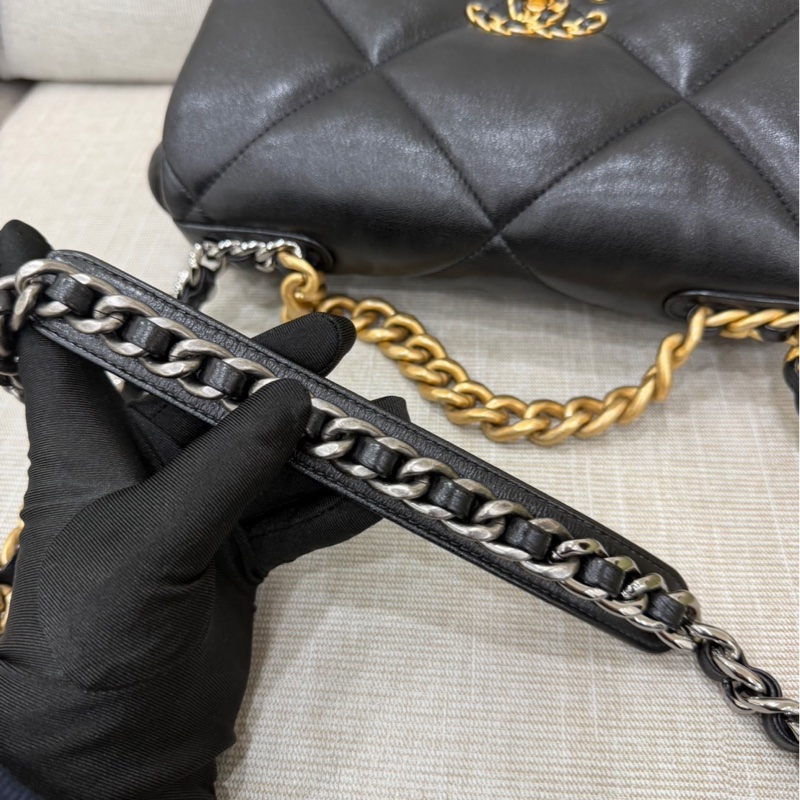 CHANEL 香奈兒 19系列 經典雙C LOGO菱格紋小羊皮三用金鍊包  黑色-16