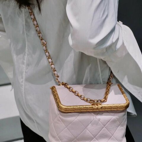 CHANEL 淡粉色軟盒子肩背包 15*8*12CM 98新配件塵袋