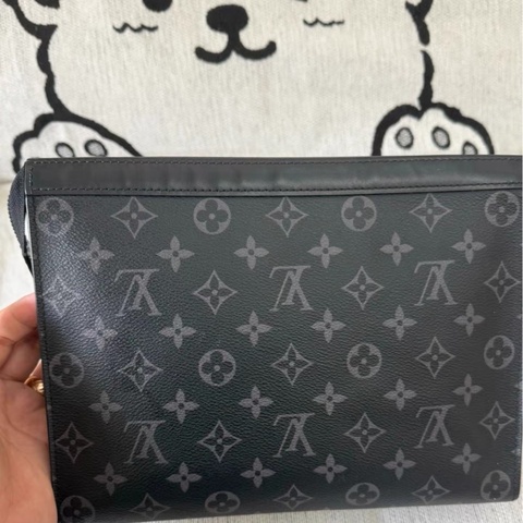 Lv 黑色黑花手拿包