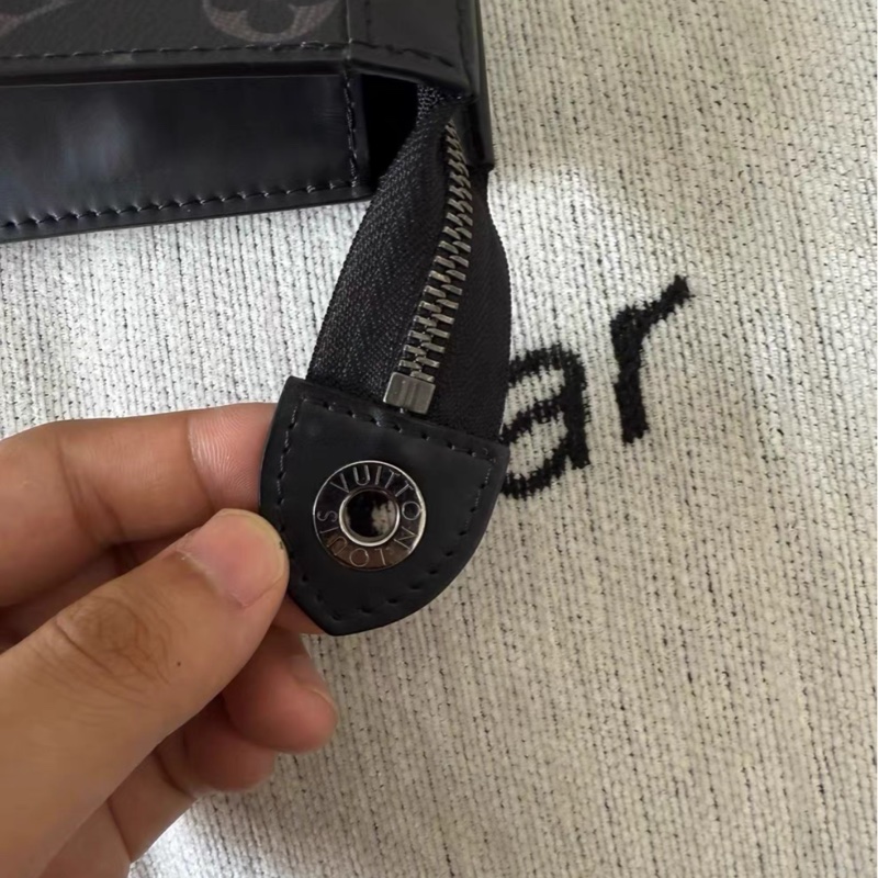 Lv 黑色黑花手拿包-2