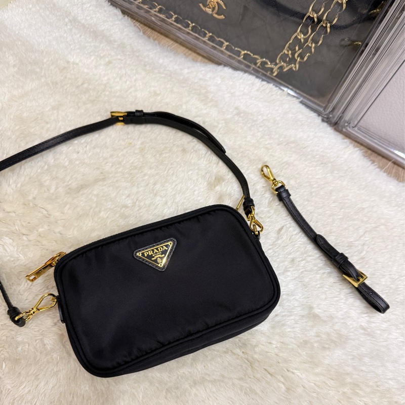 專櫃不便宜🏆9新以上✨Prada黑色尼龍 拼防刮牛皮 揹帶長度可調 斜揹包 金色釦 附手拿帶-0