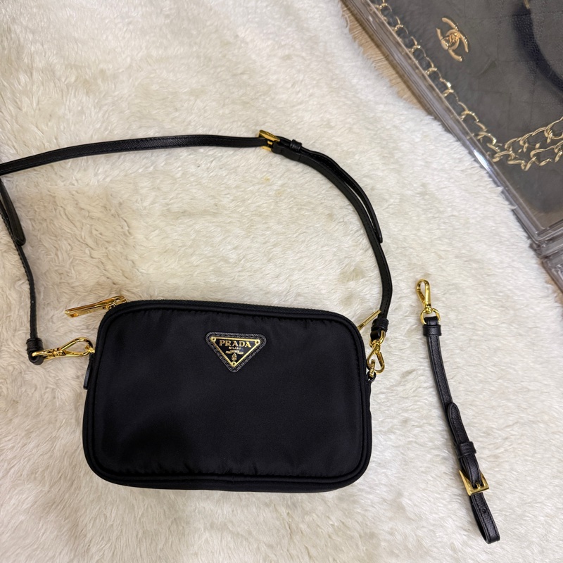 專櫃不便宜🏆9新以上✨Prada黑色尼龍 拼防刮牛皮 揹帶長度可調 斜揹包 金色釦 附手拿帶-1