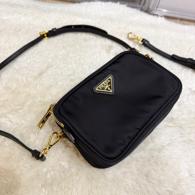 專櫃不便宜🏆9新以上✨Prada黑色尼龍 拼防刮牛皮 揹帶長度可調 斜揹包 金色釦 附手拿帶-2