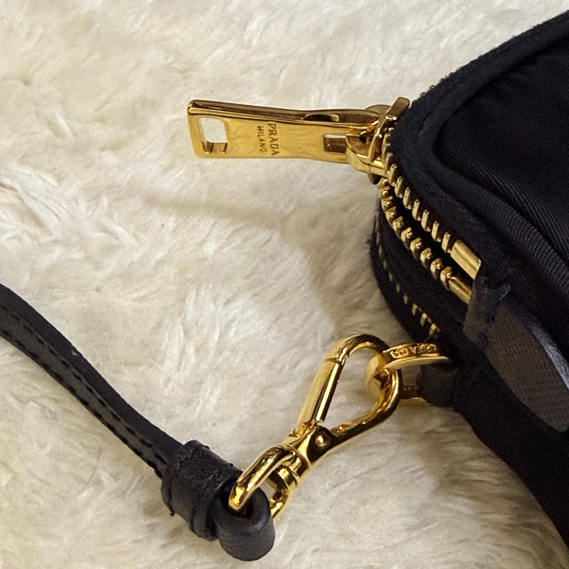 專櫃不便宜🏆9新以上✨Prada黑色尼龍 拼防刮牛皮 揹帶長度可調 斜揹包 金色釦 附手拿帶-3
