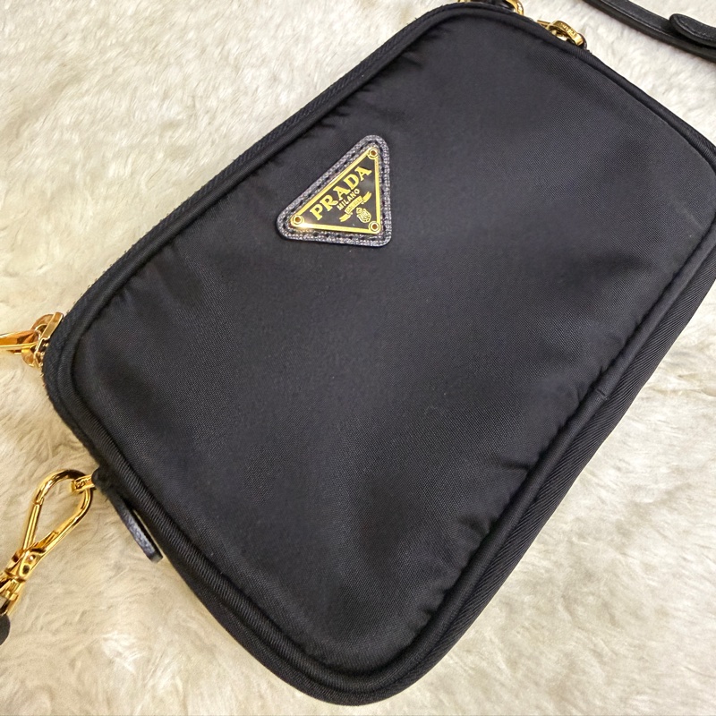 專櫃不便宜🏆9新以上✨Prada黑色尼龍 拼防刮牛皮 揹帶長度可調 斜揹包 金色釦 附手拿帶-4