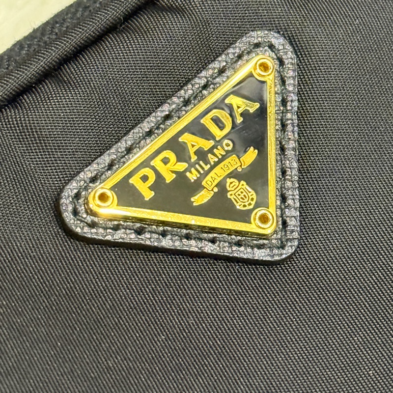 專櫃不便宜🏆9新以上✨Prada黑色尼龍 拼防刮牛皮 揹帶長度可調 斜揹包 金色釦 附手拿帶-5