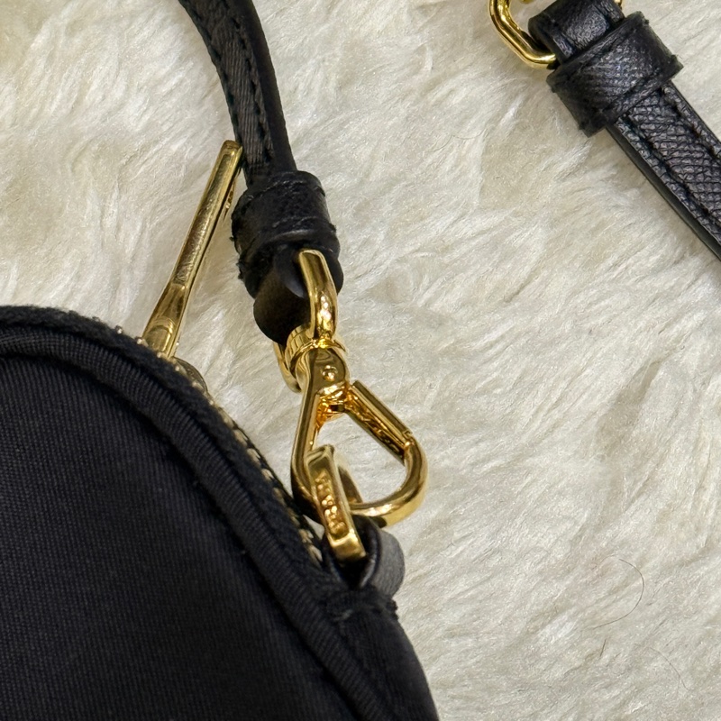 專櫃不便宜🏆9新以上✨Prada黑色尼龍 拼防刮牛皮 揹帶長度可調 斜揹包 金色釦 附手拿帶-6