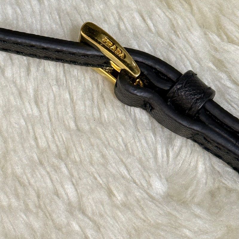 專櫃不便宜🏆9新以上✨Prada黑色尼龍 拼防刮牛皮 揹帶長度可調 斜揹包 金色釦 附手拿帶-7