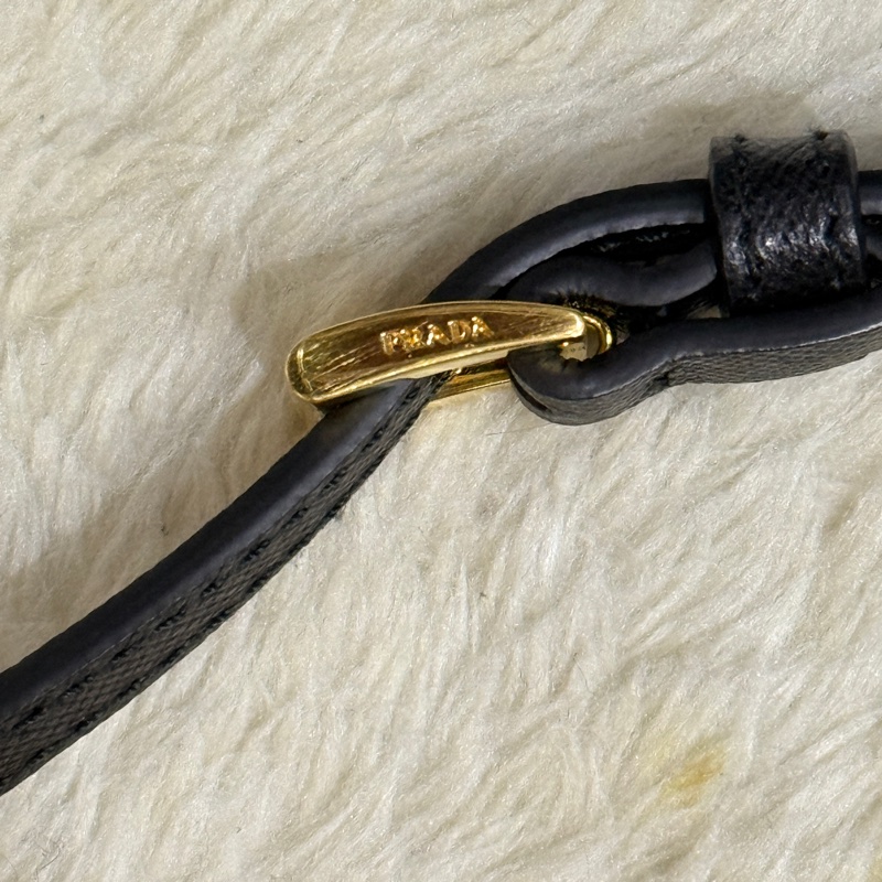 專櫃不便宜🏆9新以上✨Prada黑色尼龍 拼防刮牛皮 揹帶長度可調 斜揹包 金色釦 附手拿帶-8