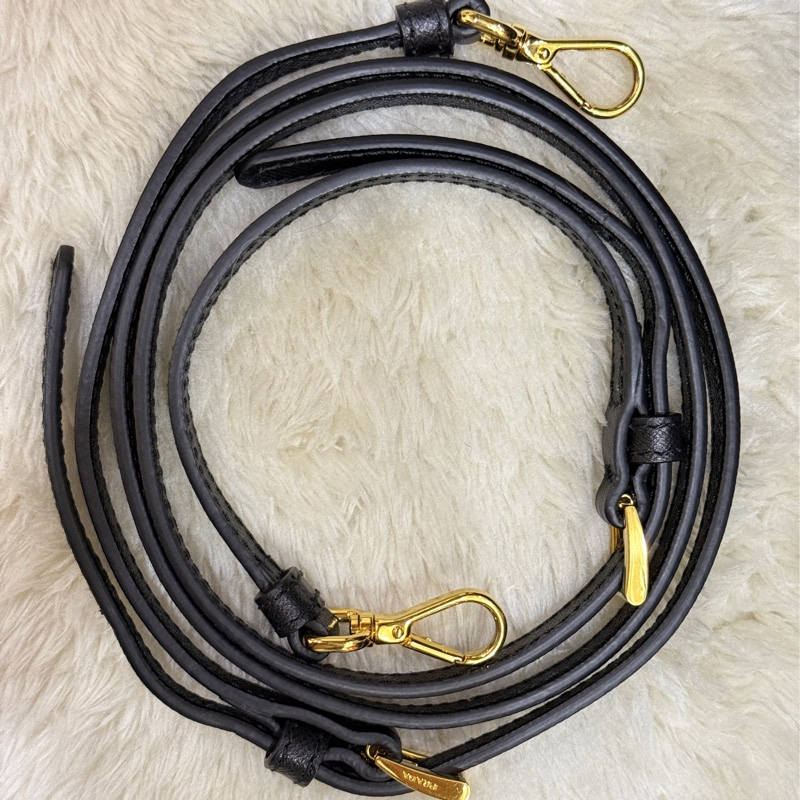 專櫃不便宜🏆9新以上✨Prada黑色尼龍 拼防刮牛皮 揹帶長度可調 斜揹包 金色釦 附手拿帶-10