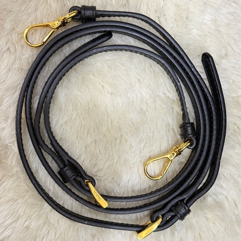 專櫃不便宜🏆9新以上✨Prada黑色尼龍 拼防刮牛皮 揹帶長度可調 斜揹包 金色釦 附手拿帶-11