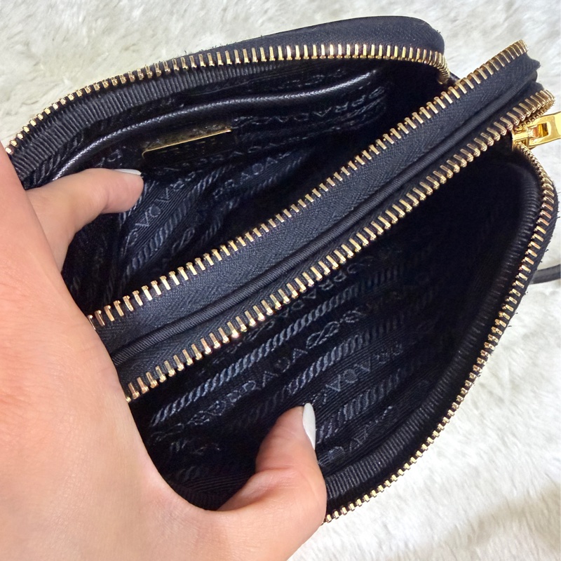 專櫃不便宜🏆9新以上✨Prada黑色尼龍 拼防刮牛皮 揹帶長度可調 斜揹包 金色釦 附手拿帶-12