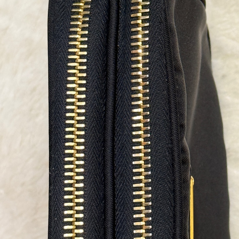 專櫃不便宜🏆9新以上✨Prada黑色尼龍 拼防刮牛皮 揹帶長度可調 斜揹包 金色釦 附手拿帶-14