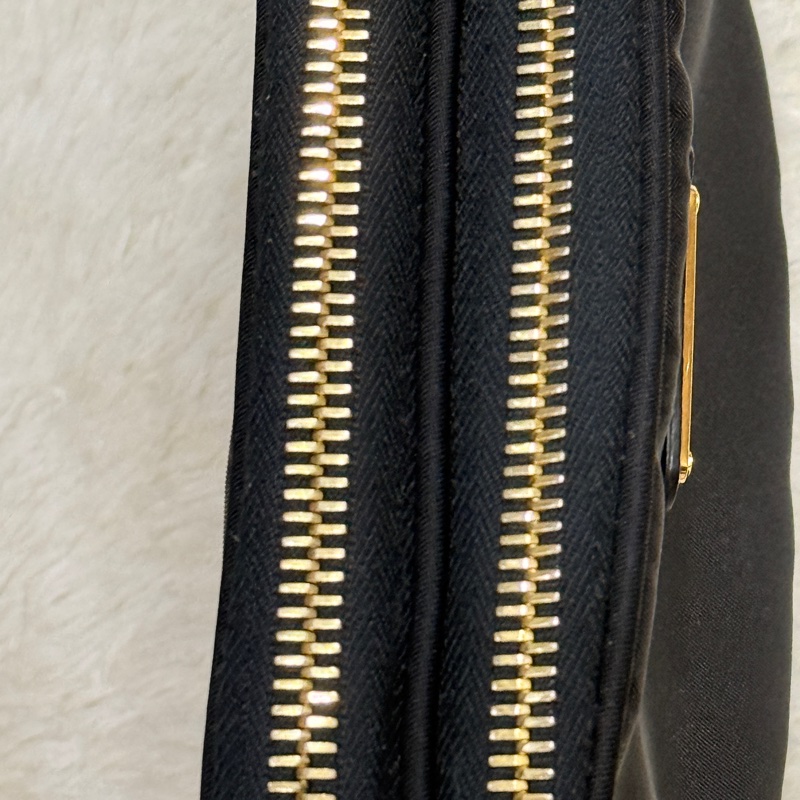 專櫃不便宜🏆9新以上✨Prada黑色尼龍 拼防刮牛皮 揹帶長度可調 斜揹包 金色釦 附手拿帶-15