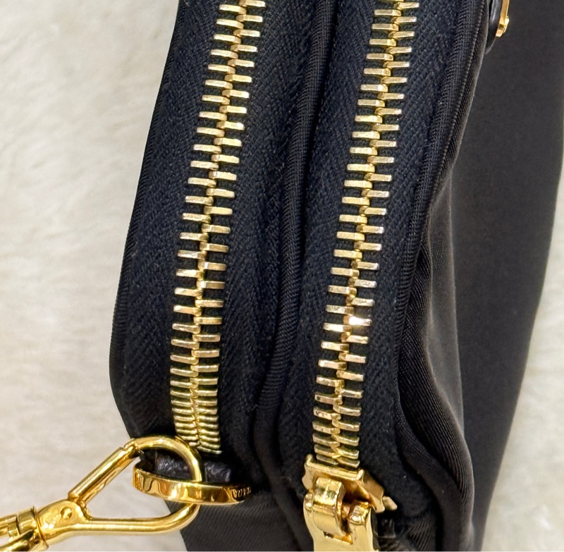 專櫃不便宜🏆9新以上✨Prada黑色尼龍 拼防刮牛皮 揹帶長度可調 斜揹包 金色釦 附手拿帶-16