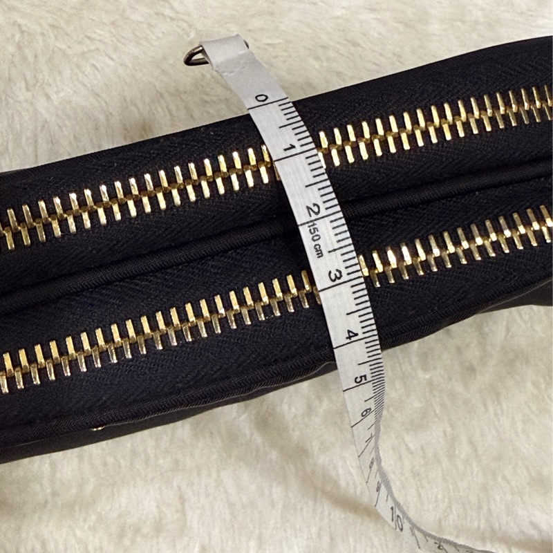 專櫃不便宜🏆9新以上✨Prada黑色尼龍 拼防刮牛皮 揹帶長度可調 斜揹包 金色釦 附手拿帶-17