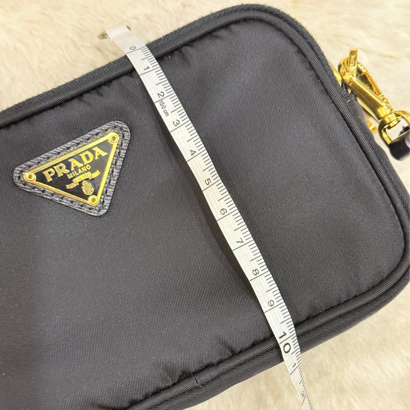 專櫃不便宜🏆9新以上✨Prada黑色尼龍 拼防刮牛皮 揹帶長度可調 斜揹包 金色釦 附手拿帶-18