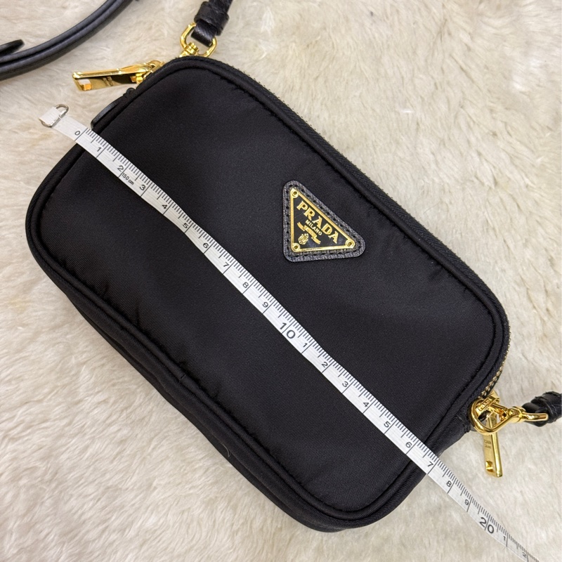 專櫃不便宜🏆9新以上✨Prada黑色尼龍 拼防刮牛皮 揹帶長度可調 斜揹包 金色釦 附手拿帶-19