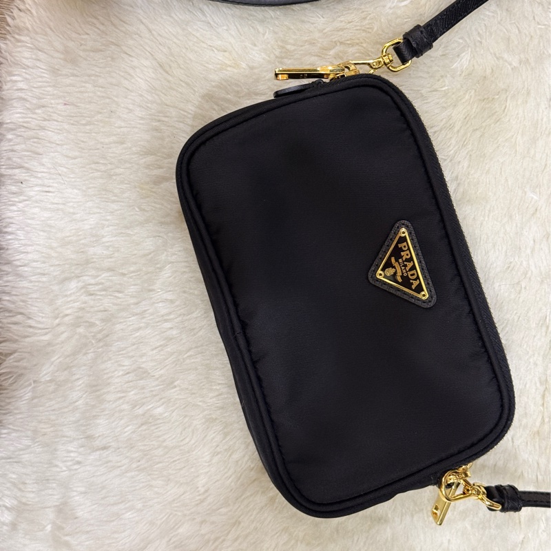 專櫃不便宜🏆9新以上✨Prada黑色尼龍 拼防刮牛皮 揹帶長度可調 斜揹包 金色釦 附手拿帶-20