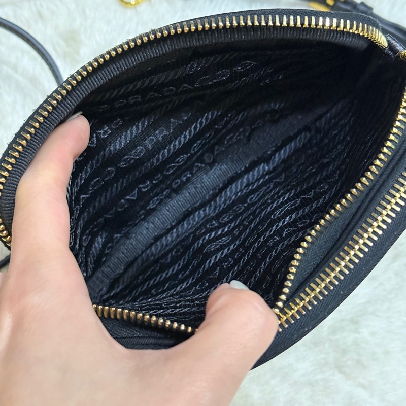 專櫃不便宜🏆9新以上✨Prada黑色尼龍 拼防刮牛皮 揹帶長度可調 斜揹包 金色釦 附手拿帶-24