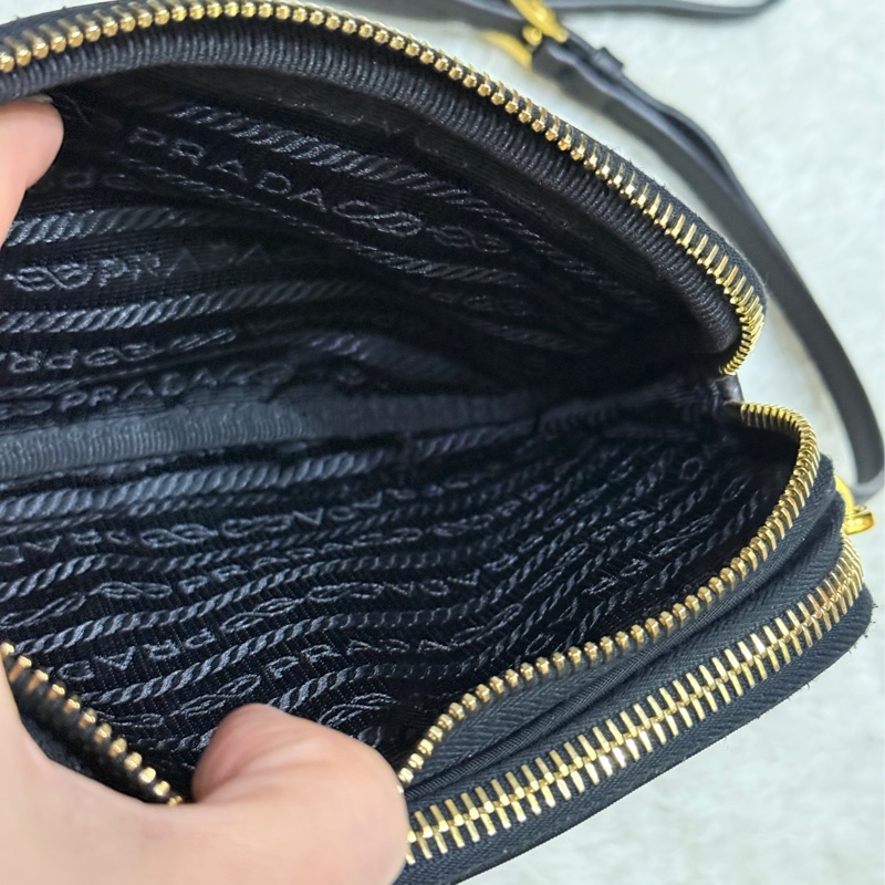 專櫃不便宜🏆9新以上✨Prada黑色尼龍 拼防刮牛皮 揹帶長度可調 斜揹包 金色釦 附手拿帶-25