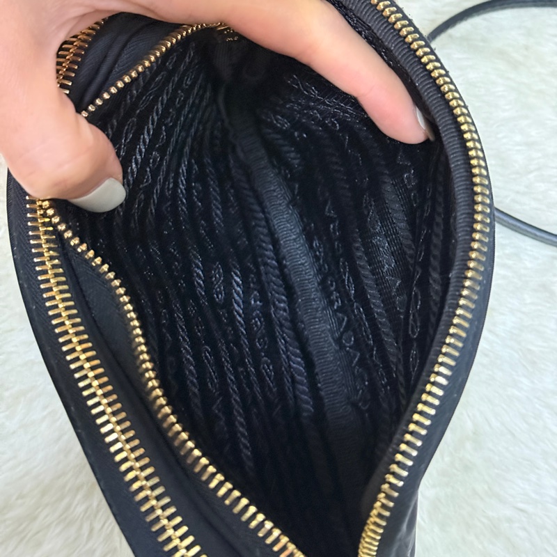 專櫃不便宜🏆9新以上✨Prada黑色尼龍 拼防刮牛皮 揹帶長度可調 斜揹包 金色釦 附手拿帶-26