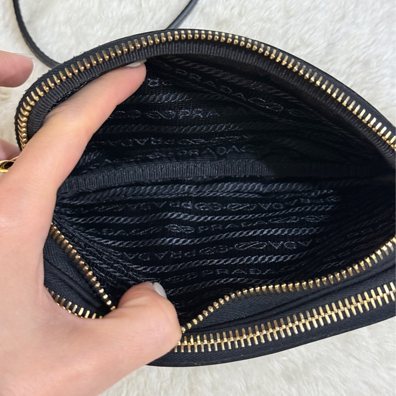 專櫃不便宜🏆9新以上✨Prada黑色尼龍 拼防刮牛皮 揹帶長度可調 斜揹包 金色釦 附手拿帶-27