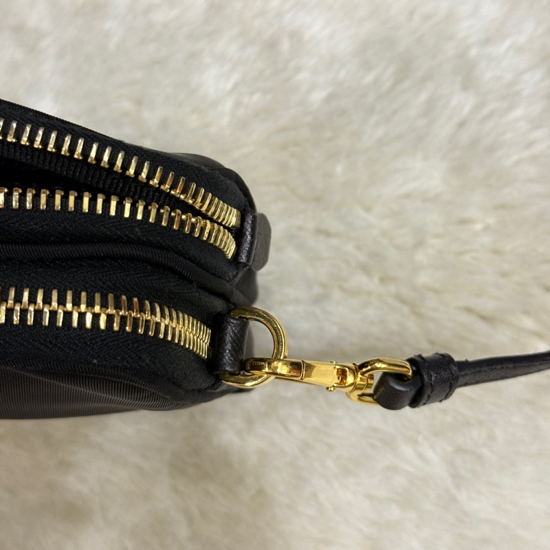 專櫃不便宜🏆9新以上✨Prada黑色尼龍 拼防刮牛皮 揹帶長度可調 斜揹包 金色釦 附手拿帶-28