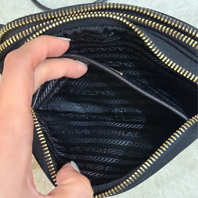 專櫃不便宜🏆9新以上✨Prada黑色尼龍 拼防刮牛皮 揹帶長度可調 斜揹包 金色釦 附手拿帶-29