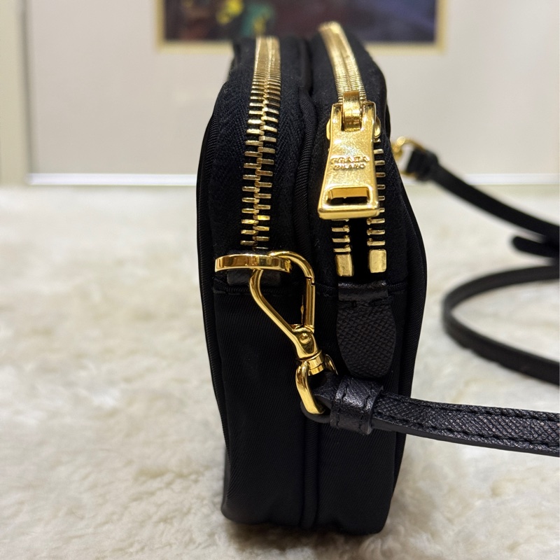 專櫃不便宜🏆9新以上✨Prada黑色尼龍 拼防刮牛皮 揹帶長度可調 斜揹包 金色釦 附手拿帶-32