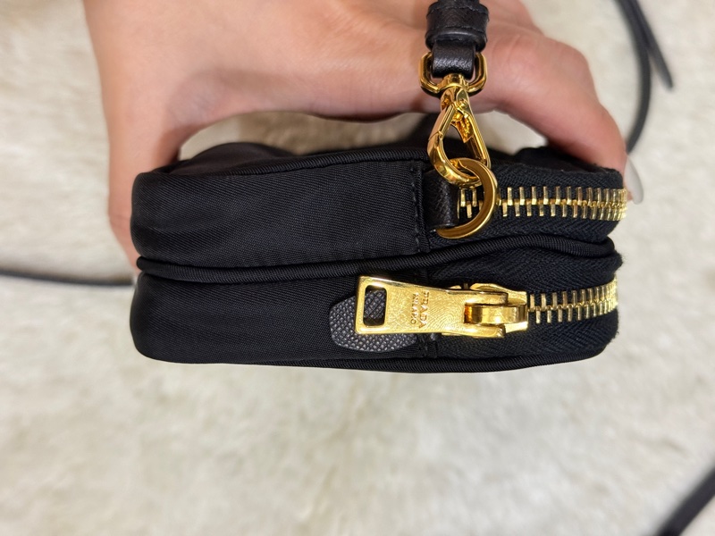 專櫃不便宜🏆9新以上✨Prada黑色尼龍 拼防刮牛皮 揹帶長度可調 斜揹包 金色釦 附手拿帶-34