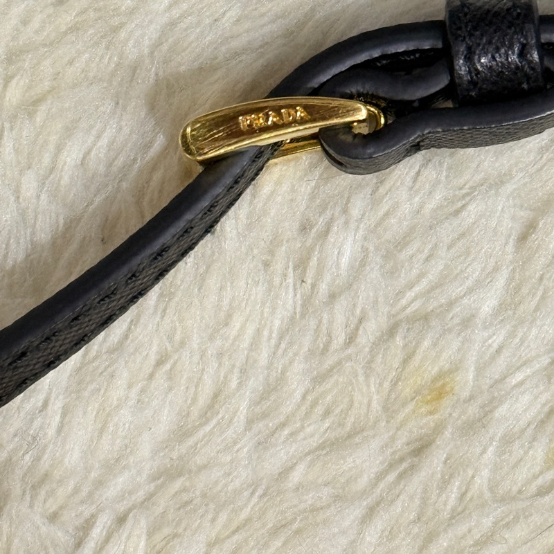 專櫃不便宜🏆9新以上✨Prada黑色尼龍 拼防刮牛皮 揹帶長度可調 斜揹包 金色釦 附手拿帶-38