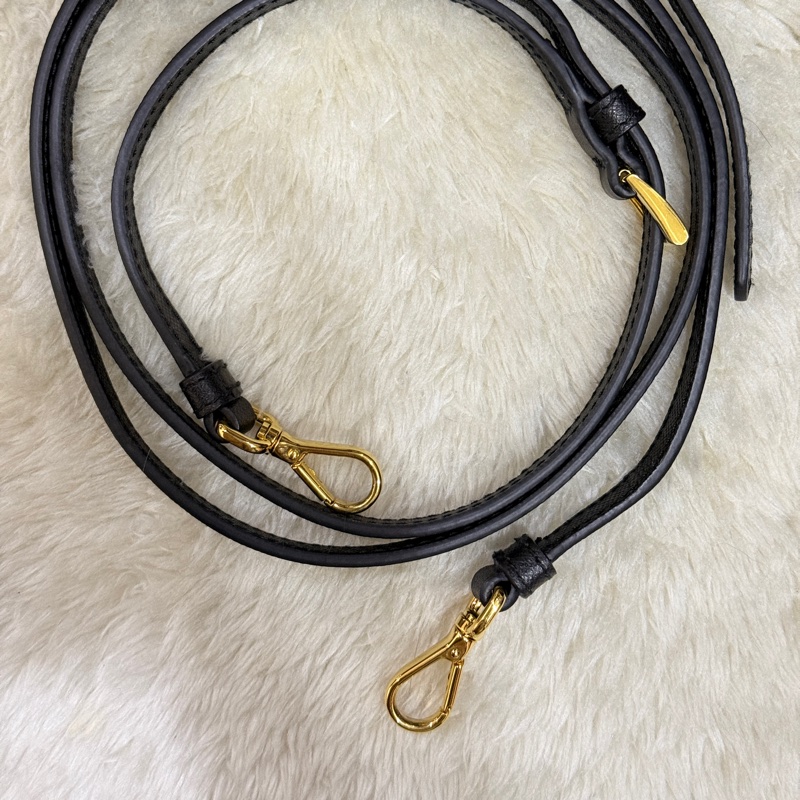 專櫃不便宜🏆9新以上✨Prada黑色尼龍 拼防刮牛皮 揹帶長度可調 斜揹包 金色釦 附手拿帶-41