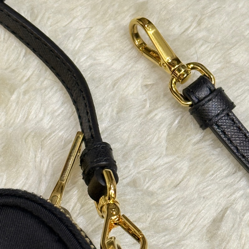 專櫃不便宜🏆9新以上✨Prada黑色尼龍 拼防刮牛皮 揹帶長度可調 斜揹包 金色釦 附手拿帶-42