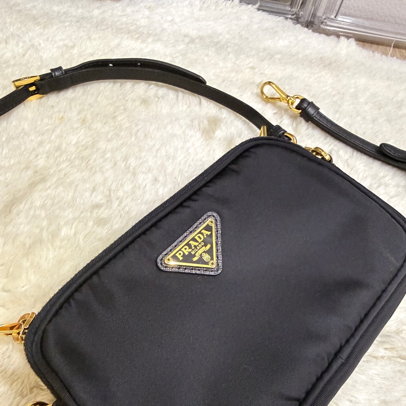 專櫃不便宜🏆9新以上✨Prada黑色尼龍 拼防刮牛皮 揹帶長度可調 斜揹包 金色釦 附手拿帶-44
