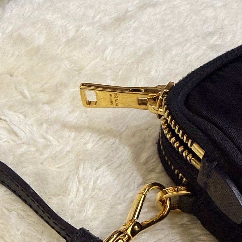 專櫃不便宜🏆9新以上✨Prada黑色尼龍 拼防刮牛皮 揹帶長度可調 斜揹包 金色釦 附手拿帶-45