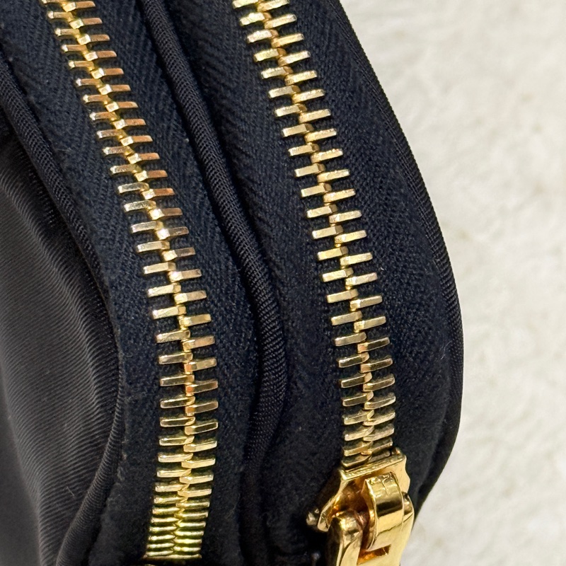 專櫃不便宜🏆9新以上✨Prada黑色尼龍 拼防刮牛皮 揹帶長度可調 斜揹包 金色釦 附手拿帶-46