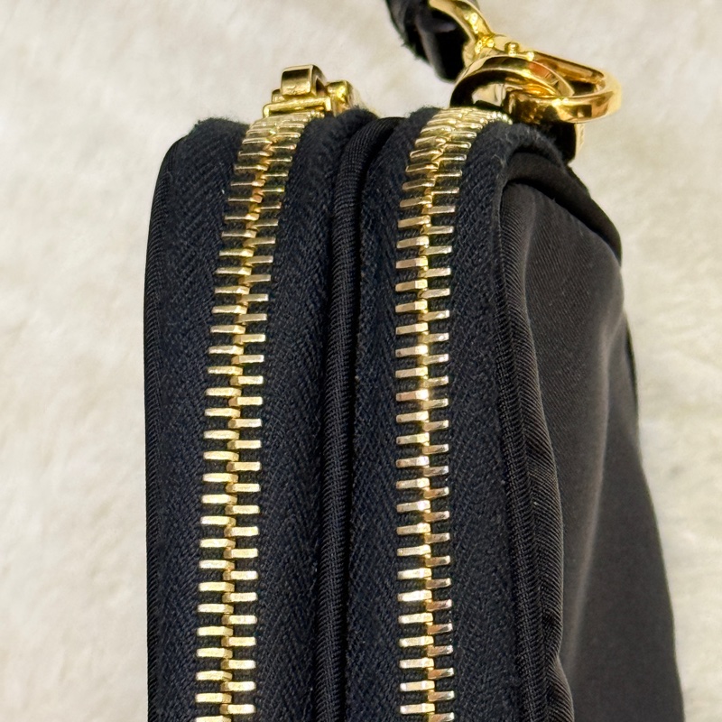 專櫃不便宜🏆9新以上✨Prada黑色尼龍 拼防刮牛皮 揹帶長度可調 斜揹包 金色釦 附手拿帶-47