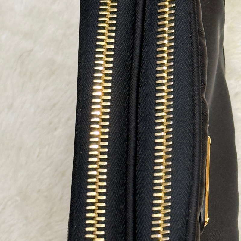 專櫃不便宜🏆9新以上✨Prada黑色尼龍 拼防刮牛皮 揹帶長度可調 斜揹包 金色釦 附手拿帶-48