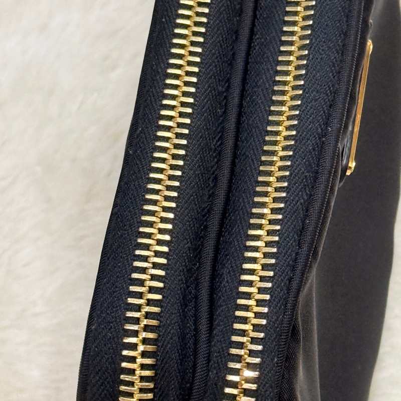 專櫃不便宜🏆9新以上✨Prada黑色尼龍 拼防刮牛皮 揹帶長度可調 斜揹包 金色釦 附手拿帶-49