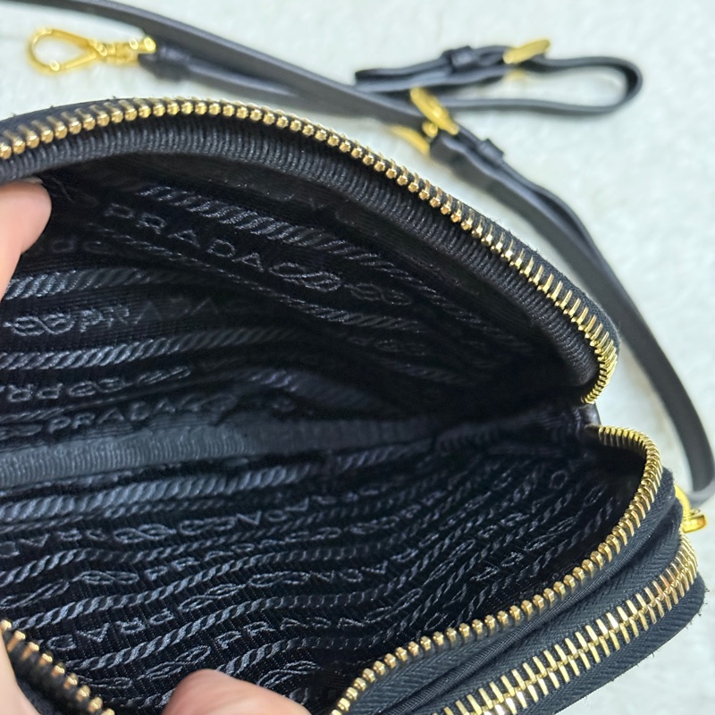 專櫃不便宜🏆9新以上✨Prada黑色尼龍 拼防刮牛皮 揹帶長度可調 斜揹包 金色釦 附手拿帶-50