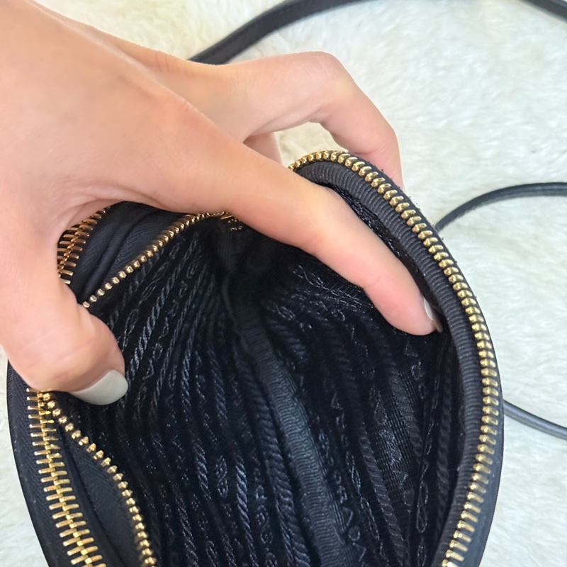 專櫃不便宜🏆9新以上✨Prada黑色尼龍 拼防刮牛皮 揹帶長度可調 斜揹包 金色釦 附手拿帶-51