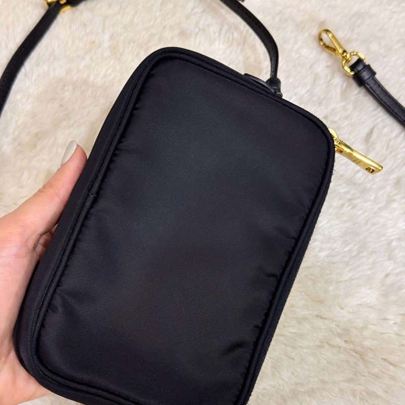 專櫃不便宜🏆9新以上✨Prada黑色尼龍 拼防刮牛皮 揹帶長度可調 斜揹包 金色釦 附手拿帶-52