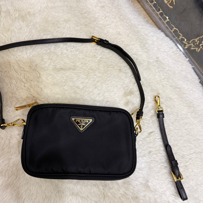 專櫃不便宜🏆9新以上✨Prada黑色尼龍 拼防刮牛皮 揹帶長度可調 斜揹包 金色釦 附手拿帶-55