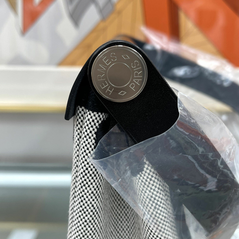 HERMES 迷你 Erbag 20 公尺白色 黑色 銀色印章 H085414-8