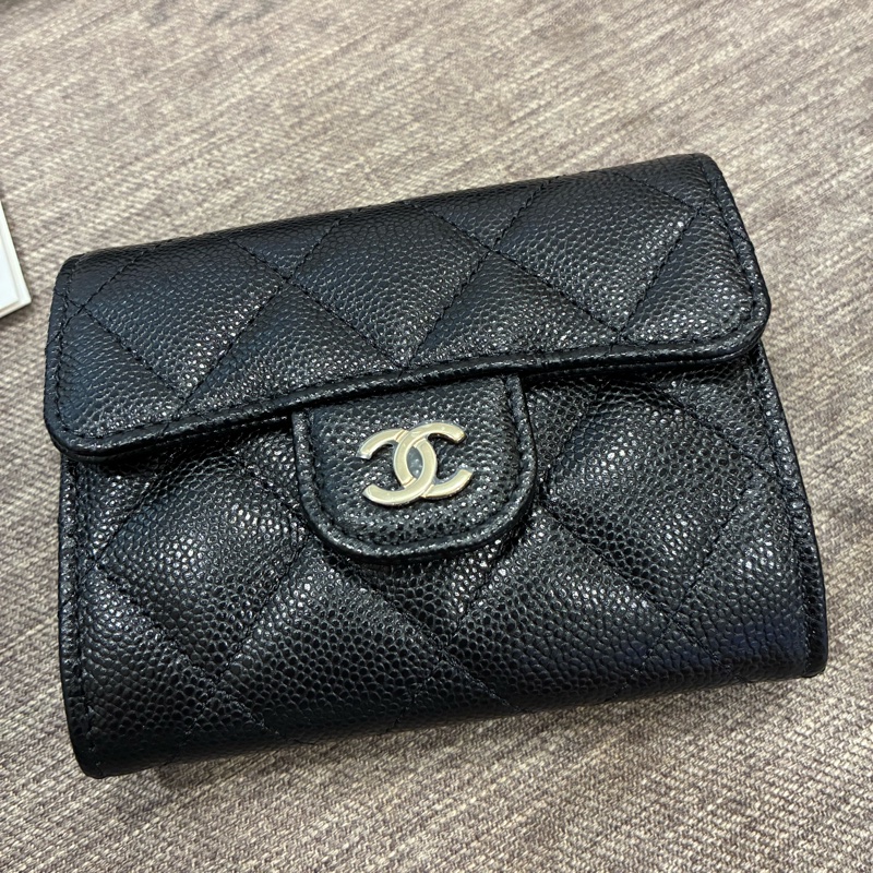 香奈兒Chanel 黑色小皮件 雙層卡包 零錢包 扣式 荔枝皮 膜在 🇹🇼專櫃-0