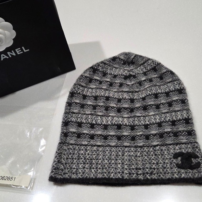 聖誕新年禮物,此價僅一天/ Chanel香奈兒黑灰跳色經典雙C logo喀什米爾羊絨毛帽/ 冷帽/ 保暖帽/ 針織帽，不怕寒流來襲-0